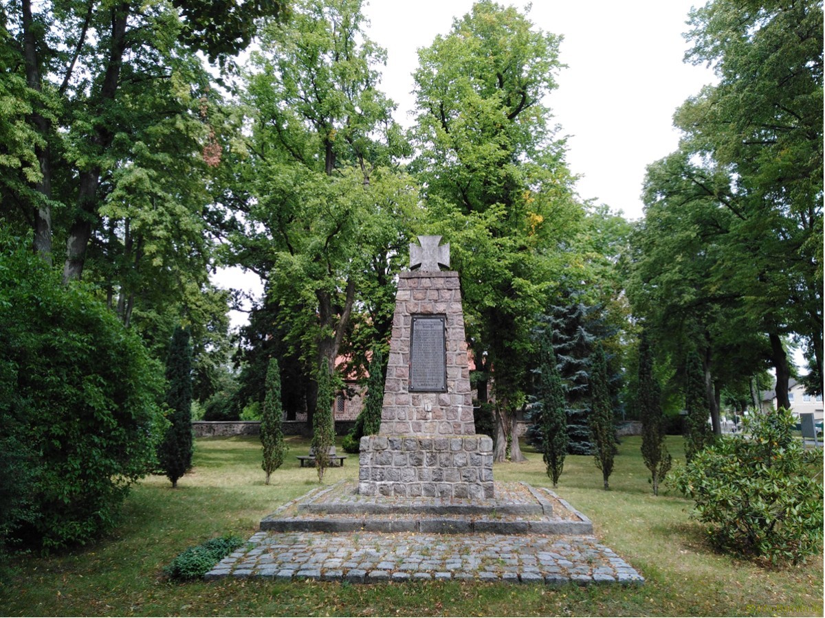 Radtour Ladeburg: Kriegerdenkmal am Kirchplatz