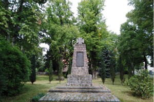 Radtour Ladeburg: Kriegerdenkmal am Kirchplatz