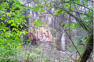 Wanderung Nähe Lanke / Lobetal: Bemalte Ruine vom Lager Koralle