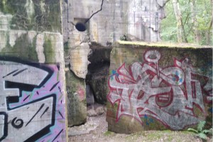 Wanderung Nähe Lanke / Lobetal: Bemalte Ruine vom Lager Koralle